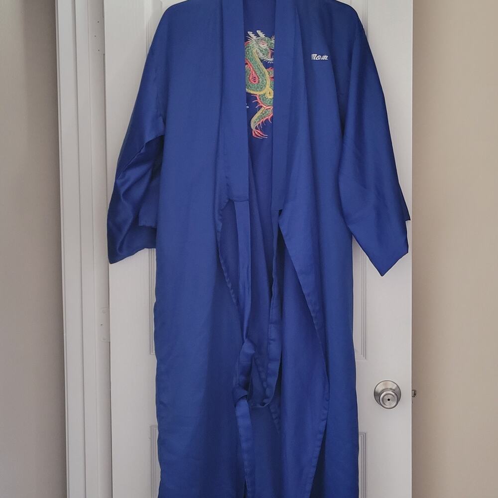 Mom Enter‎ the Dragon...Robe  Unique Dragon on back sleeves Check measurements